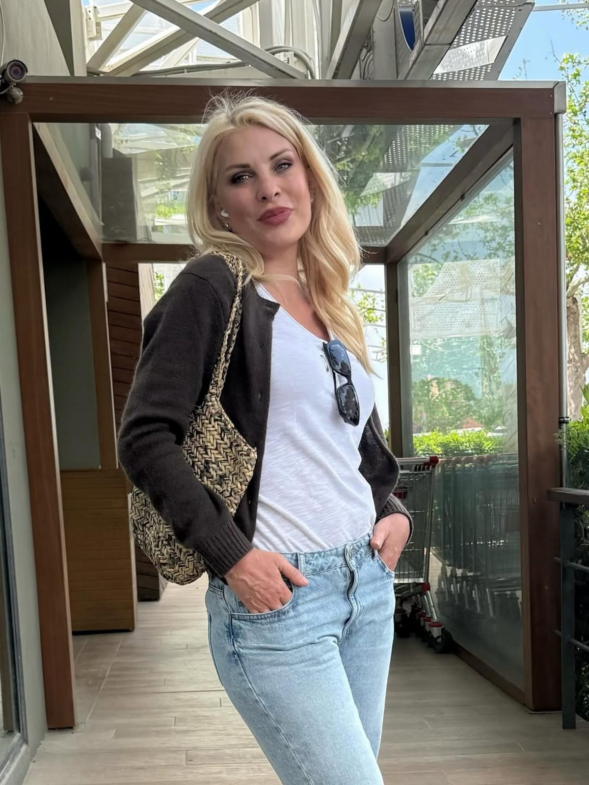 Ελένη Μενεγάκη: Η ψάθινη τσάντα της από τα Massimo Dutti έγινε sold out – Πόσο κοστίζει