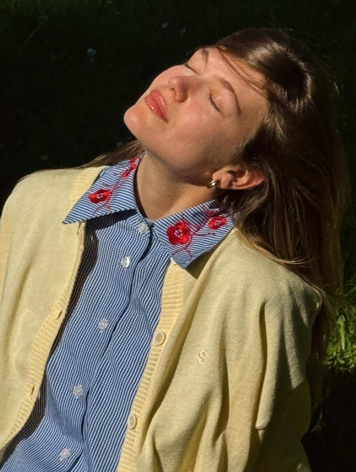 Μπορεί ένα ριγέ πουκάμισο να γίνει το πιο stylish κομμάτι της άνοιξης; Η Κλέλια Ανδριολάτου δείχνει πώς