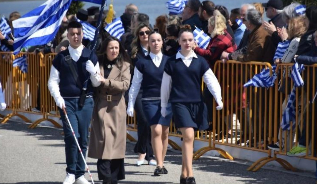 Ο μαθητής του Γυμνασίου Γαβαλούς με ολική απώλεια όρασης τιμάται από Σωματείο εργαζομένων τράπεζας