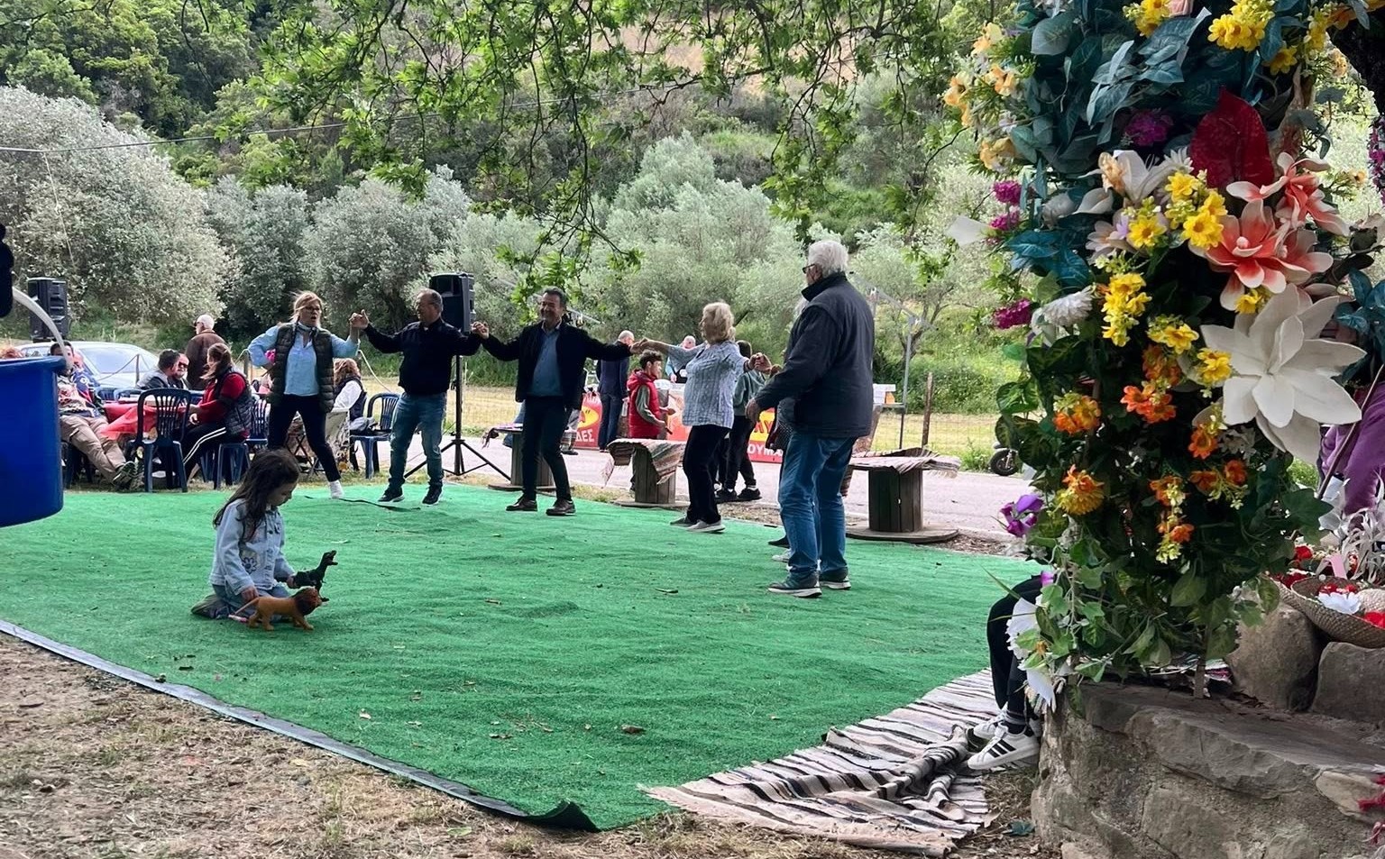Πρωτομαγιά στη Γαβαλού Μακρυνείας: Η γέφυρα της Κατερινούς «πλημμύρισε» από κόσμο και παράδοση (φωτο-βιντεο)
