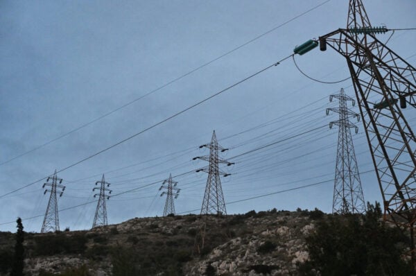 Συγκράτηση τιμών στο ρεύμα, επιδοτήσεις και πλαφόν στα υγρά καύσιμα