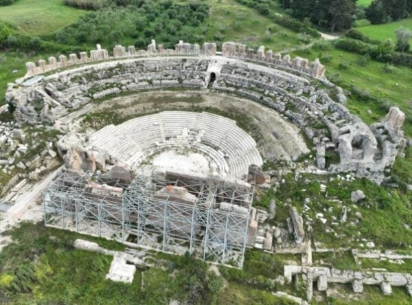 Αποκαθίσταται το κάτω κοίλο του Μεγάλου Θεάτρου της Νικόπολης