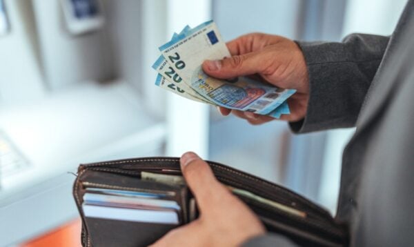 Καύσωνες, πυρκαγιές και πόλεμος οδηγούν τους Ευρωπαίους πίσω στα μετρητά